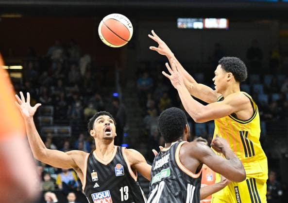 19.10.2025, xlakx, Basketball easyCredit BBL Pokal Achtelfinale, Alba Berlin - Ratiopharm Ulm v.l. Mark Smith (Ratiophram Ulm), Malik Osborne (Ratiophram Ulm), Jack Kayil (Alba Berlin) Zweikampf, Duell, Kampf, tackle Berlin
