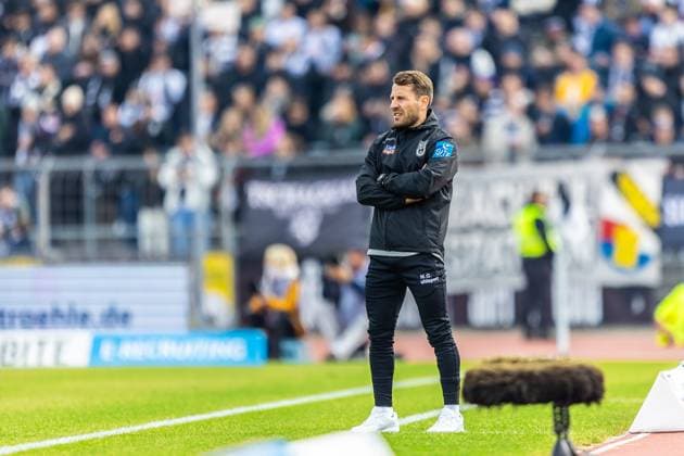 Fussball, Saison 2025 2026, 3. Liga, Donaustadion Ulm, 11. Spieltag, SSV Ulm 1846 Fußball - FC Energie Cottbus, 19.10.2025 19.10.2025, Fussball, Saison 2025 2026, 3. Liga, Donaustadion Ulm, 11. Spieltag, SSV Ulm 1846 Fußball - FC Energie Cottbus, Trainer Moritz Glasbrenner (SSV Ulm 1846 Fußball) Foto: Lucca Fundel Ulm Donaustadion Baden-Württemberg Deutschland