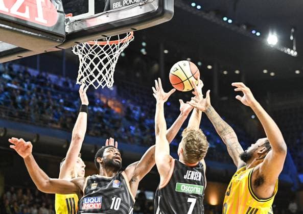 19.10.2025, xlakx, Basketball easyCredit BBL Pokal Achtelfinale, Alba Berlin - Ratiopharm Ulm v.l. Justin Bean (Alba Berlin), Malik Osborne (Ratiophram Ulm), Tobias Jensen (Ratiophram Ulm), J Wan Roberts (Alba Berlin) Zweikampf, Duell, Kampf, tackle Berlin