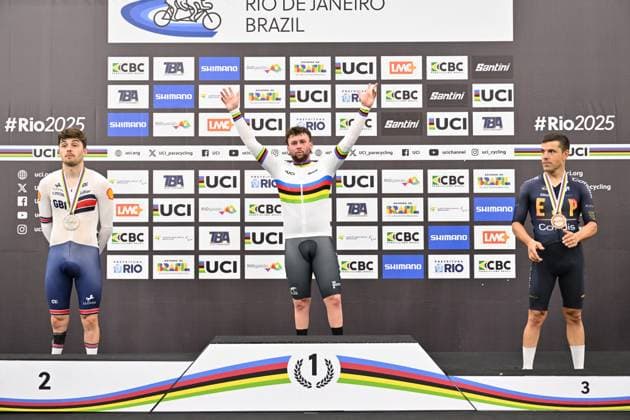 2025 UCI Para-Cycling Track World Championships Picture by Simon Wilkinson SWpix.com - 19 10 2025 - Cycling - 2025 UCI Para-Cycling Track World Championships - Rio Olympic Velodrome, Rio de Janeiro, Brazil - MC3 10km Scratch Race Podium - Devon Briggs (New Zealand) receiving the Gold Medal to become World Champion with Finlay Graham (Great Britain) receiving the Silver Medal and Eduardo Santas Asensio (Spain) receiving the Bronze Medal Copyright: x xSWpix.comx(t axPhotographyxHubxLtd)xSimonxWilkinson SWpix.comx SWP-3030-10252
