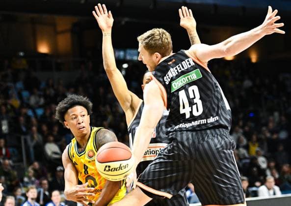 19.10.2025, xlakx, Basketball easyCredit BBL Pokal Achtelfinale, Alba Berlin - Ratiopharm Ulm v.l. Boogie Ellis (Alba Berlin), Christian Sengfelder (Ratiophram Ulm) Zweikampf, Duell, Kampf, tackle Berlin
