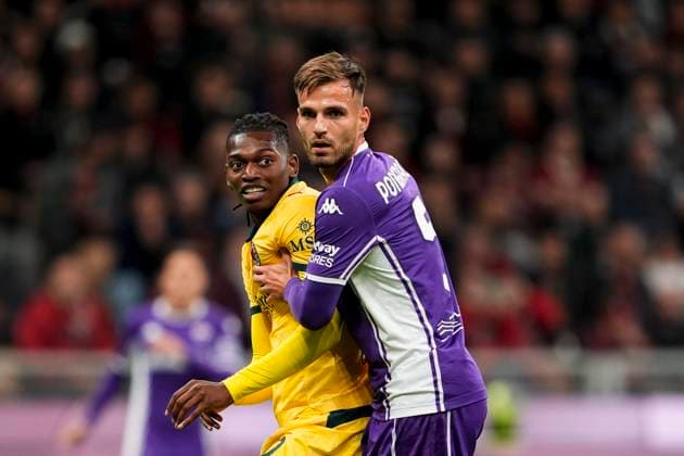 AC MilanÕs Rafael Leao fights for the ball with FiorentinaÕs Marin Pongracic during the Serie A soccer match between Milan and Fiorentina at the San Siro Stadium in Milan, Italy - October 19, 2025. - Soccer  Copyright: xFabioxFerrari LaPressex