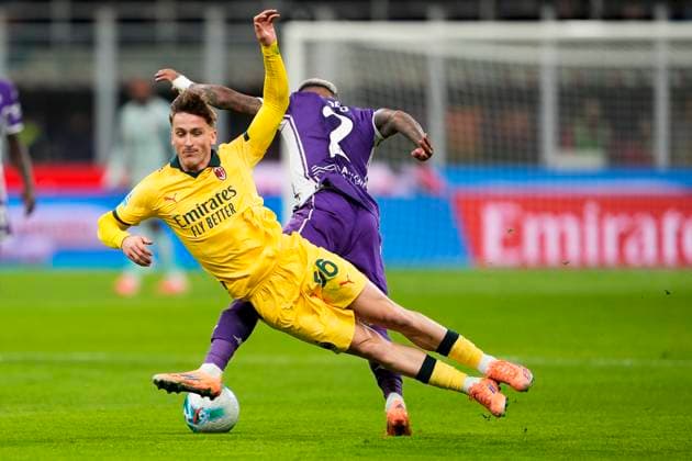 FiorentinaÕs Dod™ fights for the ball with AC Milan s Alexis Saelemaekers during the Serie A soccer match between Milan and Fiorentina at the San Siro Stadium in Milan, Italy - October 19, 2025. - Soccer  Copyright: xFabioxFerrari LaPressex