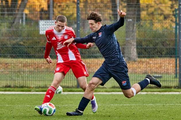 B-Junioren Bundesliga U17, U 17 DFB-Nachwuchsliga, FC Bayern München (U17) vs SpVgg Unterhaching (U17), München FC Bayern, München FC Bayern (U17), Unterhaching SpVgg (U17), Unterhaching SpVgg, 2025-10-19 in München (FC Bayern Campus) HORVATH Jakob (FC Bayern München (U17) AB (Nr.2) FCB-U172 ), Di SALVO Elia (SpVgg Unterhaching U17 Abwehr (Nr.4) (UHG-U174)) sportworld München FC Bayern Campus Bayern Deutschland
