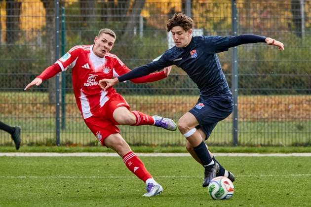 B-Junioren Bundesliga U17, U 17 DFB-Nachwuchsliga, FC Bayern München (U17) vs SpVgg Unterhaching (U17), München FC Bayern, München FC Bayern (U17), Unterhaching SpVgg (U17), Unterhaching SpVgg, 2025-10-19 in München (FC Bayern Campus) HORVATH Jakob (FC Bayern München (U17) AB (Nr.2) FCB-U172 ), Di SALVO Elia (SpVgg Unterhaching U17 Abwehr (Nr.4) (UHG-U174)) sportworld München FC Bayern Campus Bayern Deutschland