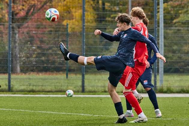 B-Junioren Bundesliga U17, U 17 DFB-Nachwuchsliga, FC Bayern München (U17) vs SpVgg Unterhaching (U17), München FC Bayern, München FC Bayern (U17), Unterhaching SpVgg (U17), Unterhaching SpVgg, 2025-10-19 in München (FC Bayern Campus) Di SALVO Elia (SpVgg Unterhaching U17 Abwehr (Nr.4) (UHG-U174)), von TAUBE Philipp (FC Bayern München (U17) ST (Nr.10) FCB-U1710 ) sportworld München FC Bayern Campus Bayern Deutschland