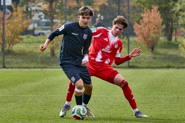 B-Junioren Bundesliga U17, U 17 DFB-Nachwuchsliga, FC Bayern München (U17) vs SpVgg Unterhaching (U17), München FC Bayern, München FC Bayern (U17), Unterhaching SpVgg (U17), Unterhaching SpVgg, 2025-10-19 in München (FC Bayern Campus) KARA Tahir (SpVgg Unterhaching U17 Mittelstürmer (Nr.10) (UHG-U1710)), PUCCI Xaver (FC Bayern München (U17) AB (Nr.5) FCB-U175 ) sportworld München FC Bayern Campus Bayern Deutschland