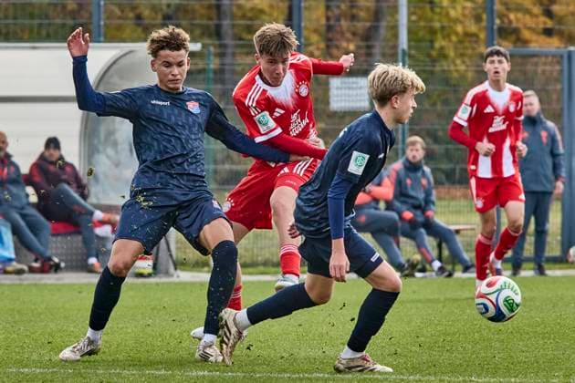 B-Junioren Bundesliga U17, U 17 DFB-Nachwuchsliga, FC Bayern München (U17) vs SpVgg Unterhaching (U17), München FC Bayern, München FC Bayern (U17), Unterhaching SpVgg (U17), Unterhaching SpVgg, 2025-10-19 in München (FC Bayern Campus) KORBER Jascha (SpVgg Unterhaching U17 Rechtsaußen (Nr.9) (UHG-U179)), SCHAFF Simon (FC Bayern München (U17) MF (Nr.8) FCB-U178 ), RAPP Laurin (SpVgg Unterhaching U17 Mittelfeld (Nr.6) (UHG-U176)) sportworld München FC Bayern Campus Bayern Deutschland