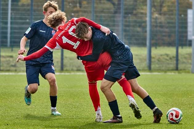 B-Junioren Bundesliga U17, U 17 DFB-Nachwuchsliga, FC Bayern München (U17) vs SpVgg Unterhaching (U17), München FC Bayern, München FC Bayern (U17), Unterhaching SpVgg (U17), Unterhaching SpVgg, 2025-10-19 in München (FC Bayern Campus) von TAUBE Philipp (FC Bayern München (U17) ST (Nr.10) FCB-U1710 ), BORNE Ferdinand (SpVgg Unterhaching U17 Innenverteidiger (Nr.5) (UHG-U175)) sportworld München FC Bayern Campus Bayern Deutschland