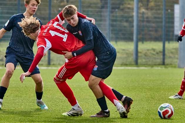 B-Junioren Bundesliga U17, U 17 DFB-Nachwuchsliga, FC Bayern München (U17) vs SpVgg Unterhaching (U17), München FC Bayern, München FC Bayern (U17), Unterhaching SpVgg (U17), Unterhaching SpVgg, 2025-10-19 in München (FC Bayern Campus) von TAUBE Philipp (FC Bayern München (U17) ST (Nr.10) FCB-U1710 ), BORNE Ferdinand (SpVgg Unterhaching U17 Innenverteidiger (Nr.5) (UHG-U175)) sportworld München FC Bayern Campus Bayern Deutschland