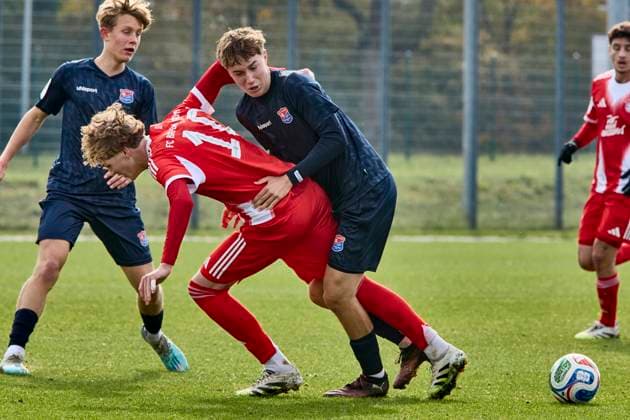 B-Junioren Bundesliga U17, U 17 DFB-Nachwuchsliga, FC Bayern München (U17) vs SpVgg Unterhaching (U17), München FC Bayern, München FC Bayern (U17), Unterhaching SpVgg (U17), Unterhaching SpVgg, 2025-10-19 in München (FC Bayern Campus) von TAUBE Philipp (FC Bayern München (U17) ST (Nr.10) FCB-U1710 ), BORNE Ferdinand (SpVgg Unterhaching U17 Innenverteidiger (Nr.5) (UHG-U175)) sportworld München FC Bayern Campus Bayern Deutschland