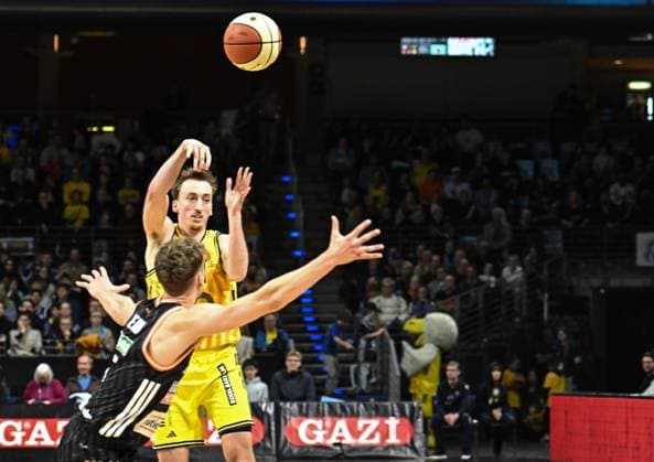 19.10.2025, xlakx, Basketball easyCredit BBL Pokal Achtelfinale, Alba Berlin - Ratiopharm Ulm v.l. Moses Wood (Alba Berlin), Tobias Jensen (Ratiophram Ulm) Zweikampf, Duell, Kampf, tackle Berlin