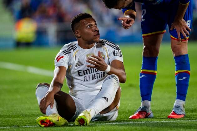 Getafe CF v Real Madrid CF - LaLiga EA Sports Kylian Mbappe of Real Madrid is seen on the ground during the LaLiga EA Sports football match between Getafe CF and Real Madrid CF at Coliseum Alfonso Perez on October 19, 2025 in Getafe, Spain. Getafe Coliseum Alfonso Perez Madrid Spain Copyright: xAlbertoxGardinx AGardin_20251019_Foot_Liga_Geta_ReaMad_0363