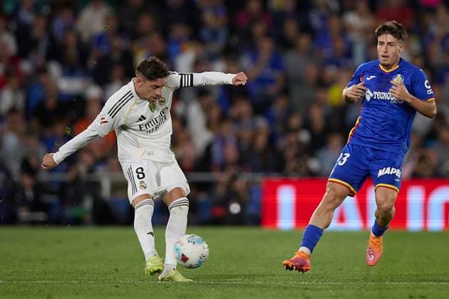 Federico Valverde (Real Madrid CF) controls the ball during the LaLiga EA Sports match between Getafe CF v Real Madrid at Coliseum on October 19, 2025 in Getafe, Spain. (Photo by Manu Reino DeFodi Images) Federico Valverde Real Madrid CF controls the ball during the LaLiga EA Sports match between Getafe CF v Real Madrid at Coliseum on October 19, 2025 in Getafe, Spain Photo by Manu Reino DeFodi Images