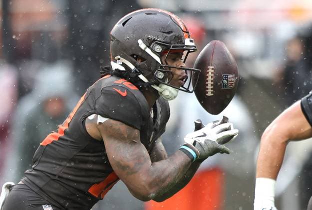 Cleveland Brown s Quinshon Judkins (10) mishandles the snap against the Miami Dolphins in the second quarter at Huntington Bank Field in Cleveland, Ohio on Sunday October 19, 2025. Judkins was able to handle the ball and run for a touchdown.  CLE20251019113 AARONxJOSEFCZYK