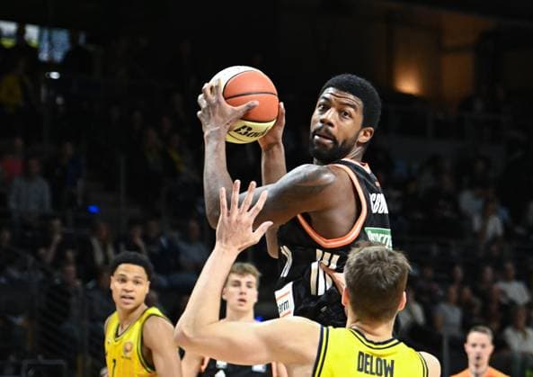 19.10.2025, xlakx, Basketball easyCredit BBL Pokal Achtelfinale, Alba Berlin - Ratiopharm Ulm v.l. Malik Osborne (Ratiophram Ulm), Malte Delow (Alba Berlin) Zweikampf, Duell, Kampf, tackle Berlin