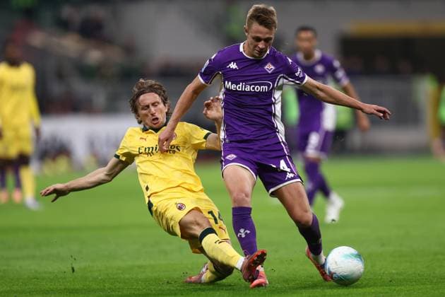 Hans Nicolussi Caviglia (Acf Fiorentina) und Luka Modric (Ac Milan) battle for the ball, Serie A, AC Milan v ACF Fiorentina, Giuseppe Meazza, October 19, 2025, Milan, Italy.