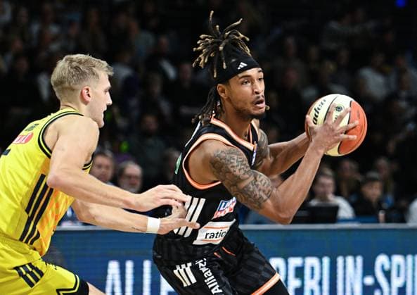 19.10.2025, xlakx, Basketball easyCredit BBL Pokal Achtelfinale, Alba Berlin - Ratiopharm Ulm v.l. Sam Griesel (Alba Berlin), Bryce Brown (Ratiophram Ulm) Zweikampf, Duell, Kampf, tackle Berlin
