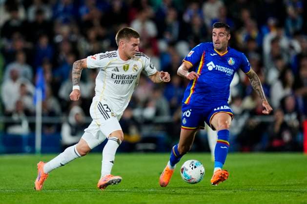 ESP: Getafe CF - Real Madrid CF. La Liga EA Sports. Date 9 Franco Mastantuono of Real Madrid CF and Diego Rico of Getafe CF during the La Liga EA Sports match between Getafe CF and Real Madrid CF played at Coliseum Stadium on October 19, 2025 in Madrid. kpng Copyright: xCesarxCebollax xPRESSINx PS_2501019_GET_RMA_2526_014