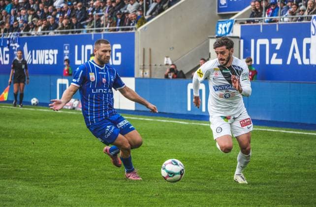 Fussball Österreich, Admiral Bundesliga 2025 2026, 10. Spieltag - FC Blau-Weiss Linz vs. SK Sturm Graz - Hofmann Personal Stadion - Donauparkstadion (Linz): Otar Kiteishvili (SK Sturm Graz, 10) mit Shon Weissman (FC Blau-Weiß Linz, 18) Copyright: xLukasxBierederx