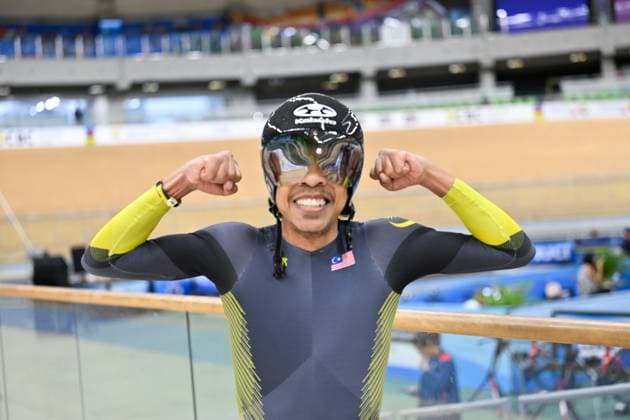 2025 UCI Para-Cycling Track World Championships Picture by Simon Wilkinson SWpix.com - 19 10 2025 - Cycling - 2025 UCI Para-Cycling Track World Championships - Rio Olympic Velodrome, Rio de Janeiro, Brazil - MC1 Sprint Final for Gold - Mohamad Yusof Hafizi Shaharuddin (Malaysia) wins the MC1 Sprint World Championship, WM, Weltmeisterschaft Copyright: x xSWpix.comx(t axPhotographyxHubxLtd)xSimonxWilkinson SWpix.comx SWP-3030-10286
