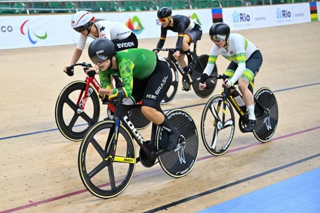 2025 UCI Para-Cycling Track World Championships Picture by Simon Wilkinson SWpix.com - 19 10 2025 - Cycling - 2025 UCI Para-Cycling Track World Championships - Rio Olympic Velodrome, Rio de Janeiro, Brazil - WC1-2 Elimination - Sabrina Custodia Da Silva (Brazil), Tahlia Clayton-Goodie (Australia) Copyright: x xSWpix.comx(t axPhotographyxHubxLtd)xSimonxWilkinson SWpix.comx SWP-3030-10288