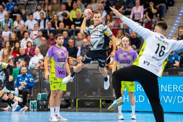 Handball I Herren I Saison 2025-2026 I Bundesliga I 9. Spieltag I TVB Stuttgart - Füchse Berlin I 19.10.2025 Tim Freihöfer (20, Füchse Berlin) im Wurf Stuttgart Porsche Arena Baden-Württemberg Deutschland Copyright: xLobeca MaxxPetershansx