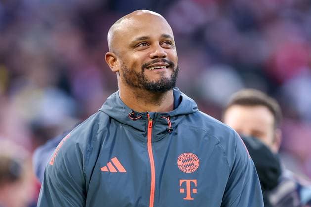 18.10.2025, Fußball, FC Bayern München - Borussia Dortmund, 1. Fußball Bundesliga, 7. Spieltag, Allianz Arena, Saison 2025 2026: Cheftrainer Vincent Kompany (FC Bayern Muenchen hc) lachend lächelt DFB regulations prohibit any use of photographs as image sequences and or quasi-video. Bayern Deutschland