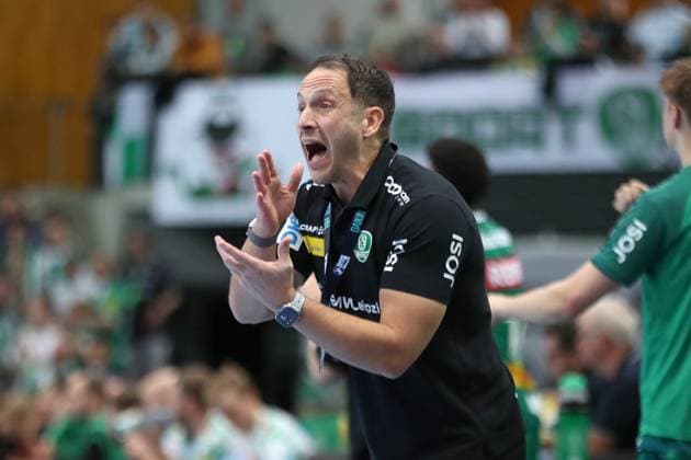Handball DAIKIN HBL: SC DHfK Leipzig - SC Magdeburg; 19.10.2025 Cheftrainer Raul Alonso (SC DHfK Leipzig). Handball, DAIKIN HBL, 1. Bundesliga, Saison 2025 2026, 9. Spieltag: SC DHfK Leipzig vs. SC Magdeburg am 19.10.2025 in der Quarterback Immobilien Arena Leipzig. Copyright: xBEAUTIFULxSPORTS JanxKaeferx