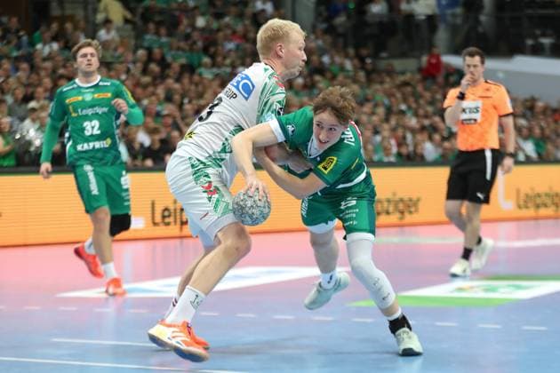 Handball DAIKIN HBL: SC DHfK Leipzig - SC Magdeburg; 19.10.2025 Magnus Saugstrup (23, SC Magdeburg) gegen Caspar Gauer (25, SC DHfK Leipzig). Handball, DAIKIN HBL, 1. Bundesliga, Saison 2025 2026, 9. Spieltag: SC DHfK Leipzig vs. SC Magdeburg am 19.10.2025 in der Quarterback Immobilien Arena Leipzig. Copyright: xBEAUTIFULxSPORTS JanxKaeferx