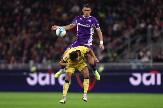 Roberto Piccoli (Acf Fiorentina) und Samuele Ricci (Ac Milan) battle for the ball, Serie A, AC Milan v ACF Fiorentina, Giuseppe Meazza, October 19, 2025, Milan, Italy.