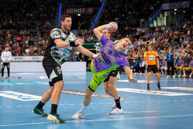 Handball I Herren I Saison 2025-2026 I Bundesliga I 9. Spieltag I TVB Stuttgart - Füchse Berlin I 19.10.2025 Simone Mengon (15, TVB Stuttgart) im Wurf, Mijajlo Marsenic (93, Füchse Berlin) in der Abwehr Stuttgart Porsche Arena Baden-Württemberg Deutschland Copyright: xLobeca MaxxPetershansx