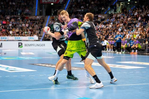 Handball I Herren I Saison 2025-2026 I Bundesliga I 9. Spieltag I TVB Stuttgart - Füchse Berlin I 19.10.2025 Torben Matzken (22, TVB Stuttgart) im Wurf Stuttgart Porsche Arena Baden-Württemberg Deutschland Copyright: xLobeca MaxxPetershansx
