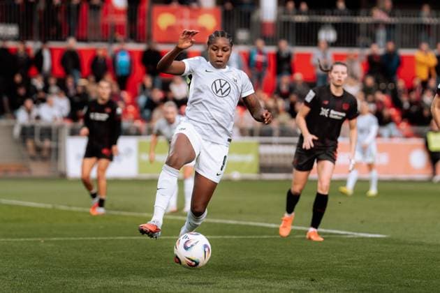 19.10.25, Frauen, Fussball, Google Pixel Frauen Bundesliga, Saison 2025 2026, Bayer 04 Leverkusen - VfL Wolfsburg, 7. Spieltag Lineth Beerensteyn ( 9 - VfL Wolfsburg) erreicht einen Ball Leverkusen Ulrich-Haberland-Stadion NRW Deutschland