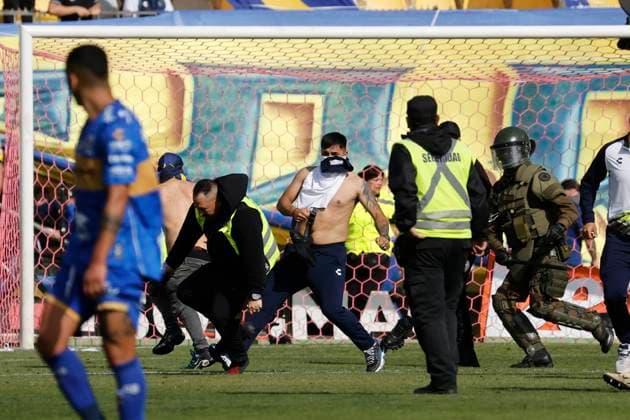 Futbol, Everton vs Universidad Catolica. Fecha 24, Liga de Primera 2025. Hinchas de Everton entran al campo durante un partido de la Liga de Primera contra Universidad Catolica realizado en el estadio Sausalito de Vina del Mar, Chile. 19 10 2025 Sebastian Cisternas Photosport Football, Everton vs Universidad Catolica. 24th turn, First division league. Everton™s fans enter the field during a first division match against Universidad Catolica at the Sausalito stadium in Vina del Mar, Chile. 19 10 2025 Sebastian Cisternas Photosport Everton vs Universidad Catolica, campeonato 2025 