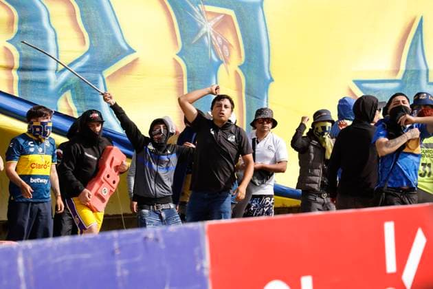 Futbol, Everton vs Universidad Catolica. Fecha 24, campeonato nacional 2025. Hinchas de Everton provocan desmanes durante el partido de primera division entre Everton y Universidad Catolica realizado en el estadio Sausalito de Vina del Mar, Chile. 19 10 2025 Raul Zamora Photosport Football, Everton vs Universidad Catolica. 24th round, 2025 national championship. Everton™s fans gets a riot during the first division match between everton and Universidad Catolica at the Sausalito stadium in Vina del Mar, Chile. 19 10 2025 Raul Zamora Photosport Everton vs Universidad Catolica, campeonato 2025 