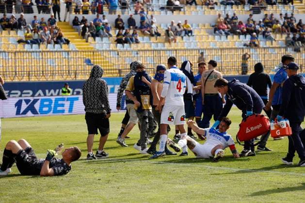 Futbol, Everton vs Universidad Catolica. Fecha 24, campeonato nacional 2025. Hinchas de Everton provocan desmanes durante el partido de primera division entre Everton y Universidad Catolica realizado en el estadio Sausalito de Vina del Mar, Chile. 19 10 2025 Raul Zamora Photosport Football, Everton vs Universidad Catolica. 24th round, 2025 national championship. Everton™s fans gets a riot during the first division match between everton and Universidad Catolica at the Sausalito stadium in Vina del Mar, Chile. 19 10 2025 Raul Zamora Photosport Everton vs Universidad Catolica, campeonato 2025 