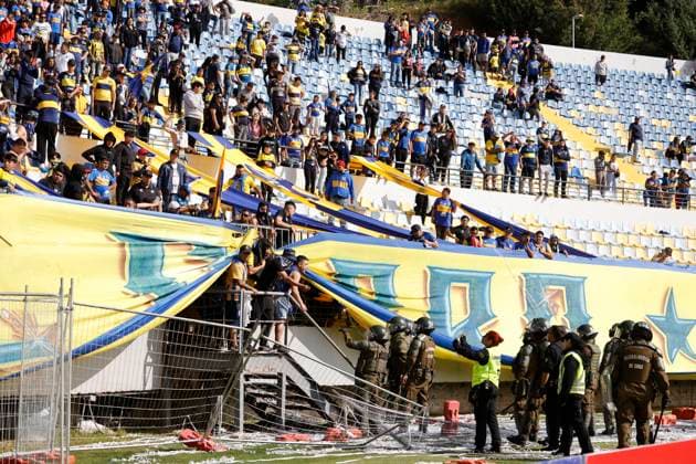 Futbol, Everton vs Universidad Catolica. Fecha 24, campeonato nacional 2025. Hinchas de Everton provocan desmanes durante el partido de primera division entre Everton y Universidad Catolica realizado en el estadio Sausalito de Vina del Mar, Chile. 19 10 2025 Raul Zamora Photosport Football, Everton vs Universidad Catolica. 24th round, 2025 national championship. Everton™s fans gets a riot during the first division match between everton and Universidad Catolica at the Sausalito stadium in Vina del Mar, Chile. 19 10 2025 Raul Zamora Photosport Everton vs Universidad Catolica, campeonato 2025 