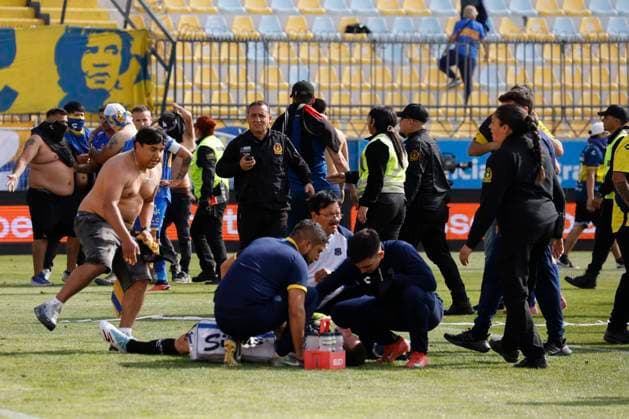 Futbol, Everton vs Universidad Catolica. Fecha 24, campeonato nacional 2025. Hinchas de Everton provocan desmanes durante el partido de primera division entre Everton y Universidad Catolica realizado en el estadio Sausalito de Vina del Mar, Chile. 19 10 2025 Raul Zamora Photosport Football, Everton vs Universidad Catolica. 24th round, 2025 national championship. Everton™s fans gets a riot during the first division match between everton and Universidad Catolica at the Sausalito stadium in Vina del Mar, Chile. 19 10 2025 Raul Zamora Photosport Everton vs Universidad Catolica, campeonato 2025 