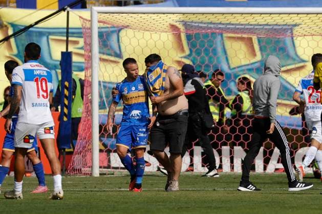 Futbol, Everton vs Universidad Catolica. Fecha 24, Liga de Primera 2025. Hinchas de Everton entran al campo durante un partido de la Liga de Primera contra Universidad Catolica realizado en el estadio Sausalito de Vina del Mar, Chile. 19 10 2025 Sebastian Cisternas Photosport Football, Everton vs Universidad Catolica. 24th turn, First division league. Everton™s fans enter the field during a first division match against Universidad Catolica at the Sausalito stadium in Vina del Mar, Chile. 19 10 2025 Sebastian Cisternas Photosport Everton vs Universidad Catolica, campeonato 2025 