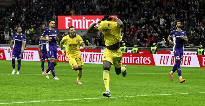 Foto IPP Paolo Bona Milano 19 10 2025 Campionato Serie A di Calcio stagione 2025 2026 partita Milan-Fiorentina Nella foto Rafael Leao esulta dopo il gol del 2-1 Italy Photo Press Worldwide Copyright italy Italy ITALY  Copyright: xR4924_italyphotopressx