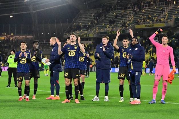 FOOTBALL : Nantes vs Lille - Ligue 1 - 19 10 2025 Lille players celebrate their side s victory with fans after the Ligue 1match between FC Nantes and Lille OSC at Stade de la Beaujoire on October 19, 2025 in Nantes, France. ( Photo by Federico Pestellini PsnewZ ) - NantesFrance  Copyright: xFedericoxPestellinix