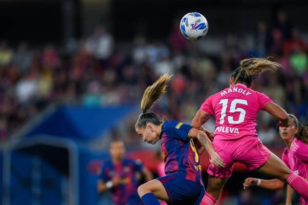 FC Barcelona, Barca v GRANADA CF. JOHAN CRUYFF STADIUM,BARCELONA. October 19,2025 FC BARCELONA vs GRANADA CF. October 19,2025 Claudia Pina (9) of FC Barcelona vies with Manoly of Granada CF during the match between FC Barcelona and Granada CF corresponding to the eighth day of the La Liga F Moeve at the Johan Cruyff Stadium in Barcelona, Spain, on October 19, 2025. Barcelona ESP Copyright: xS.xRosx