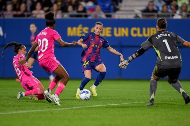 FC Barcelona, Barca v GRANADA CF. JOHAN CRUYFF STADIUM,BARCELONA. October 19,2025 FC BARCELONA vs GRANADA CF. October 19,2025 Ona Batlle (22) of FC Barcelona (center) challenges Yoli (5) ,Jujuba (20) and Laura Sanchez (1) of Granada CF during the match between FC Barcelona and Granada CF corresponding to the eighth day of the La Liga F Moeve at the Johan Cruyff Stadium in Barcelona, Spain, on October 19, 2025. Barcelona ESP Copyright: xS.xRosx