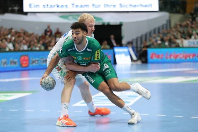 Handball DAIKIN HBL: SC DHfK Leipzig - SC Magdeburg; 19.10.2025 Ahmed Khairi (17, SC DHfK Leipzig) setzt sich gegen Magnus Saugstrup (23, SC Magdeburg) durch. Handball, DAIKIN HBL, 1. Bundesliga, Saison 2025 2026, 9. Spieltag: SC DHfK Leipzig vs. SC Magdeburg am 19.10.2025 in der Quarterback Immobilien Arena Leipzig. Copyright: xBEAUTIFULxSPORTS JanxKaeferx