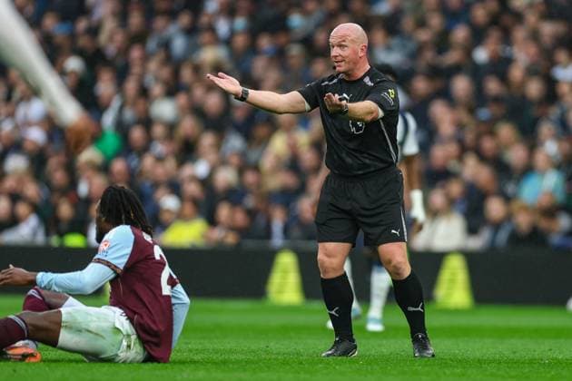 Tottenham Hotspur v Aston Villa Premier League 19 10 2025. Referee, Edward Simon Hooper during the Premier League match between Tottenham Hotspur and Aston Villa at Tottenham Hotspur Stadium, London, United Kingdom on 19 October 2025. London Tottenham Hotspur Stadium London United Kingdom Editorial use only DataCo restrictions apply See www.football-dataco.com , Copyright: xToyinxOshodix PSI-23050-0144