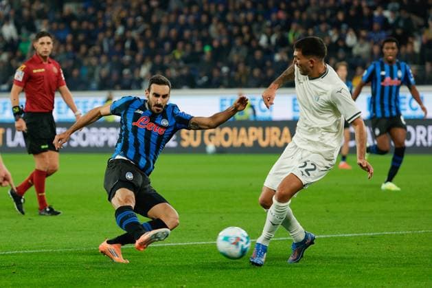 October 19, 2025, Bergamo, Italy: Davide Zappacosta of Atalanta BC shoots seen in action during the Italian Serie A soccer match between Atalanta BC Vs SS Lazio at New Balance Arena. Final score Atalanta BC 0 : 0 S S Lazio Bergamo Italy - ZUMAs197 20251019_aaa_s197_319 Copyright: xEmanuelexPennacchiox
