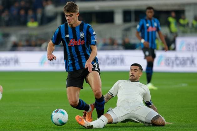 October 19, 2025, Bergamo, Italy: Charles de Ketelaere of Atalanta BC and Mattia Zaccagni of S.S. Lazio seen in action during the Italian Serie A soccer match between Atalanta BC Vs SS Lazio at New Balance Arena. Final score Atalanta BC 0 : 0 S S Lazio Bergamo Italy - ZUMAs197 20251019_aaa_s197_327 Copyright: xEmanuelexPennacchiox