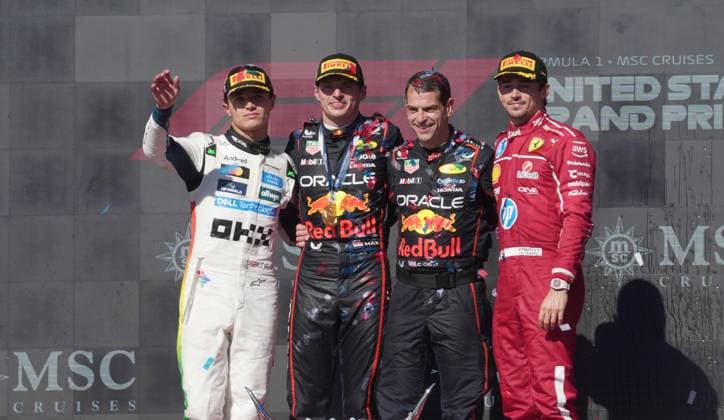 FORMULA 1 MSC CRUISES UNITED STATES GRAND PRIX 2025 19.10.2025, Circuit of The Americas, Austin, FORMULA 1 MSC CRUISES UNITED STATES GRAND PRIX 2025 , im Bild Sieger Max Verstappen (NLD), Oracle Red Bull Racing, 2.Platz für Lando Norris (GBR), McLaren F1 Team, 3.Platz für Charles Leclerc (MCO), Scuderia Ferrari HP, Chefmechaniker Chris Gent (Oracle Red Bull Racing)