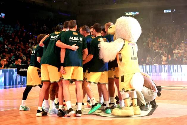DEU, BBL-POkal, ALBA vs. Rathiofarm Ulm, 19.10.2025, Max-Schmeling-Halle, Berlin, DEU, BBL-POkal, ALBA vs. Rathiofarm Ulm, im Bild ALBA-Spielerkreis, Maskottchen